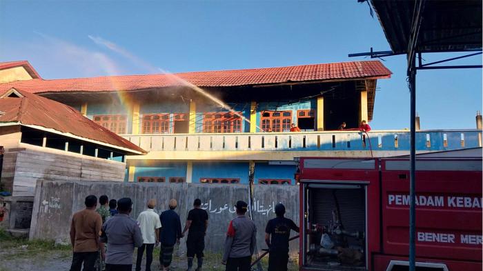 kebakaran bangunan pesantren di bener meriah 0202