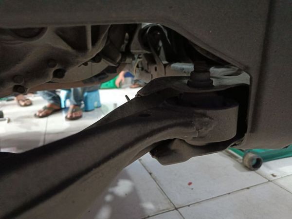 Komponen bushing arm mobil sering rusak akibat umur pakai