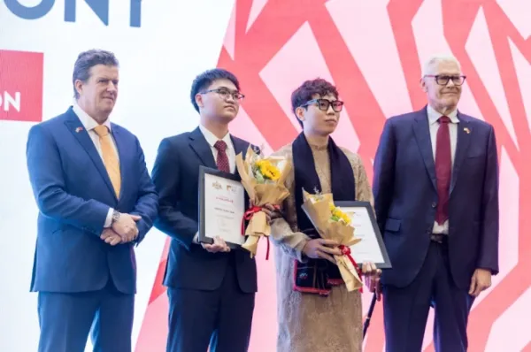 Quang Van Son (R, 2nd) receives the Lion Heart Scholarship. Photo courtesy of BUV