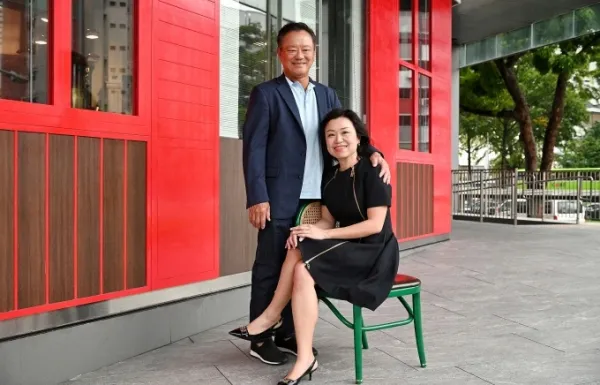 Choo Chong Ngen (L), वर्ल्डवाइड हॉटेल्सचे संस्थापक आणि अध्यक्ष आणि त्यांची मुलगी आणि CEO, कॅरोलिन चू. एएफपी द्वारे छायाचित्र