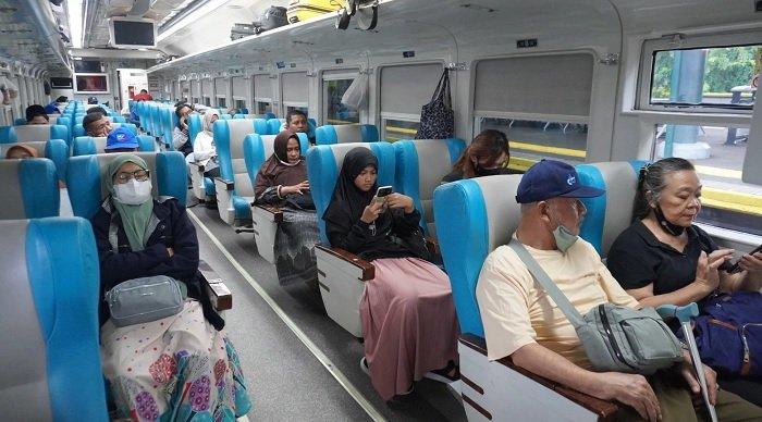 Ilustrasi suasana penumpang di kereta api.