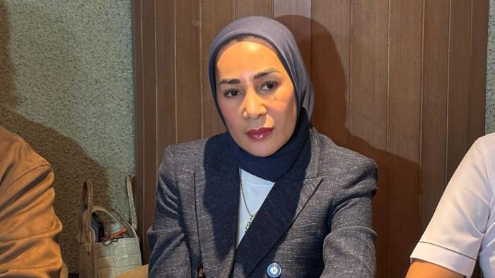 KESAL - Rien Wartia Trigina alias Erin mantan istri Andre Taulany, ditemui di kawasan Senayan, Jakarta, Senin (18/5/2026). Ia kesal dengan Herawati, eks asisten rumah tangganya, yang mengaku dianiaya. Pernyataan Hera membuat Erin merasa nama baiknya dicemarkan.