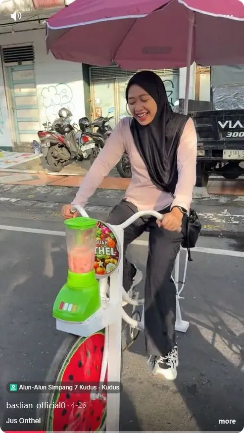 Penjual jus buah Penjual jus buah unik menggunakan sepeda onthel