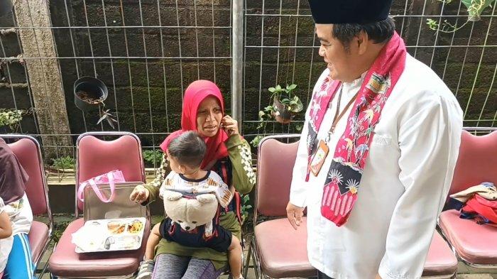 Andri Priwitama Maila saat meninjau uji coba pemberian makan bergizi gratis di RPTRA Susukan Ceria, Ciracas, Jakarta Timur, Jumat (27/12/2024).
