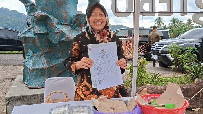 HALAL: Supriyanti, salah satu pelaku UMKM di Desa Wisata Jatimulyo, Kapanewon Girimulyo, Kulon Progo menunjukkan Sertifikat Halal yang didapatnya pada Minggu (31/05/2026).