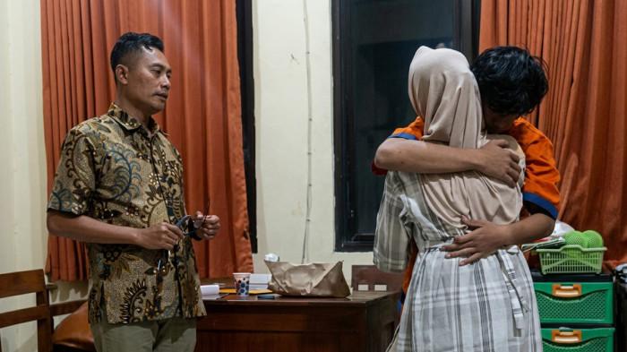 MENANGIS - MAR (17), ketua geng motor Brutaliti yang ditetapkan tersangka oleh Polsek Rogojampi, menangis saat dipertemukan dengan orang tuanya. MAR ditahan di sel Mapolsek Rogojampi, Kabupaten Banyuwangi, Jawa Timur, Sabtu (30/5/2026).