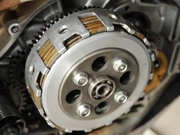 Ilustrasi kampas kopling motor sport