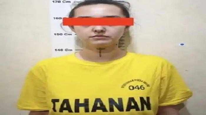 ARTIS DITANGKAP- Polda Jawa Tengah menangkap artis perempuan berinisial F diduga ikut terlibat jaringan penipuan online internasional yang bermarkas di Sukoharjo dan Surakarta, Jawa Tengah.