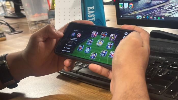 REDEEM FC MOBILE - Potret bermain gim FC Mobile dari EA Sports diambil Senin (12/5/2026). Berikut kode redeem FC Mobile terbaru hari ini, Rabu, 3 Juni 2026, dilansir dari berbagai sumber