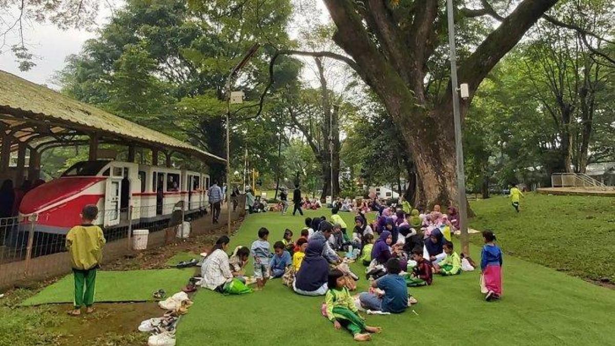 WISATA BANDUNG - Para wisatawan yang berkunjung ke Taman Lalu Lintas Bandung bisa menikmati beragam wahana seru, mulai dari kereta api, sepeda mini, carousel, kolam renang, kolam pancing dan masih banyak lagi.