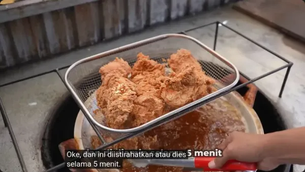 Mantan Manajer KFC Mantan manajer KFC banting stir jualan ayam goreng kaki lima di Pontianak.