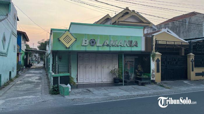 TINGGAL NAMA - Toko Bolamania, Rabu (3/6/2026). Toko perlengkapan olahraga yang berlokasi di Jalan Pangeran Wijil, Kelurahan Tipes, Kota Solo, itu pernah menjadi salah satu destinasi favorit untuk mencari jersey tim kesayangan hingga berbagai kebutuhan olahraga.