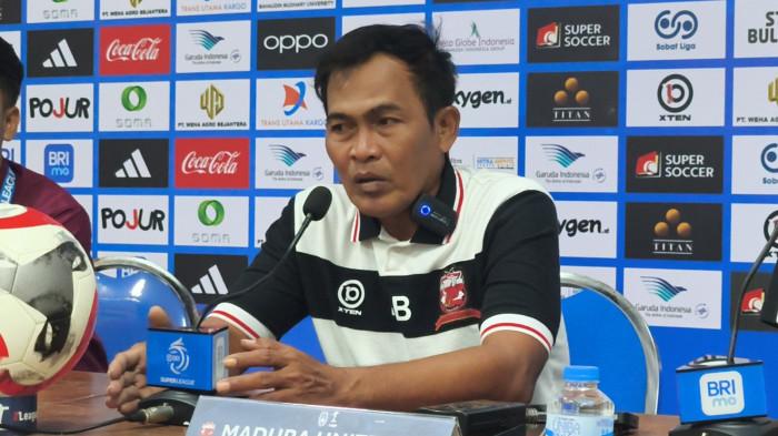 Pelatih caretaker Madura United, Rakhmat Basuki saat jumpa pers di Stadion Gelora Madura Ratu Pamelingan, Pamekasan.