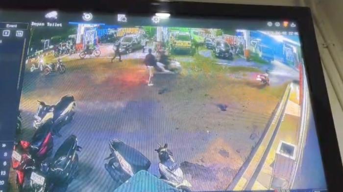 PENGEROYOKAN -- Tangkapan layar rekaman CCTV di SPBU Jalan HM Noerdin Panji yang memperlihatkan sejumlah pelaku mengejar dan menyerang korban yang berada di dalam truk, Selasa (2/6/2026) malam. Akibat peristiwa itu korban bernama Yepran Firmansyah tewas dengan banyak luka tusuk.