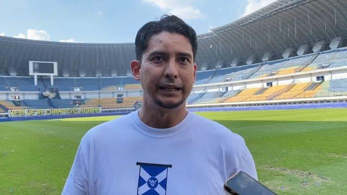 BERI KETERANGAN - Ketua Umum Viking Persib Club (VPC), Tobias Ginanjar, saat memberikan keterangan kepada wartawan ketika meninjau kondisi Stadion Gelora Bandung Lautan Api, Kota Bandung, Rabu (28/5/2025).
