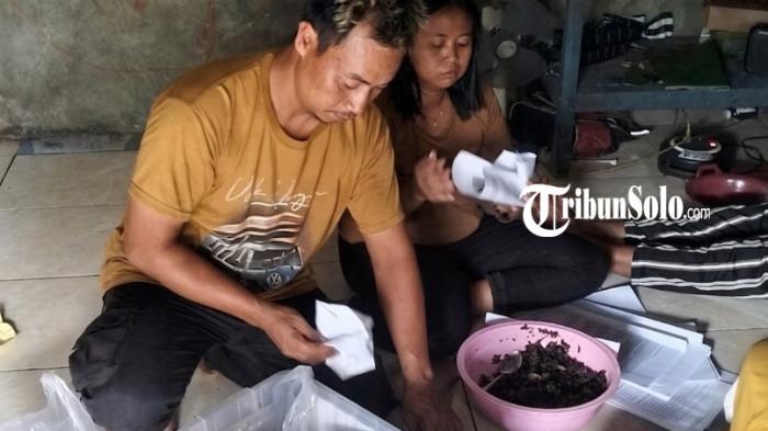 PENJUAL BEKICOT GORENG - Wijiyanto (44) warga Kampung Kerten RT 4, RW 8 Kelurahan Jantiharjo, Kecamatan / Kabupaten Karanganyar merebus daging bekicot beberapa kali untuk membuang lendir dan kotoran agar aman dikonsumsi.