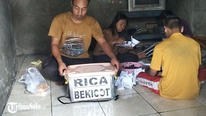 Wijiyanto (44) sebelum bersiap jualan bekicot goreng, belum lama ini 2
