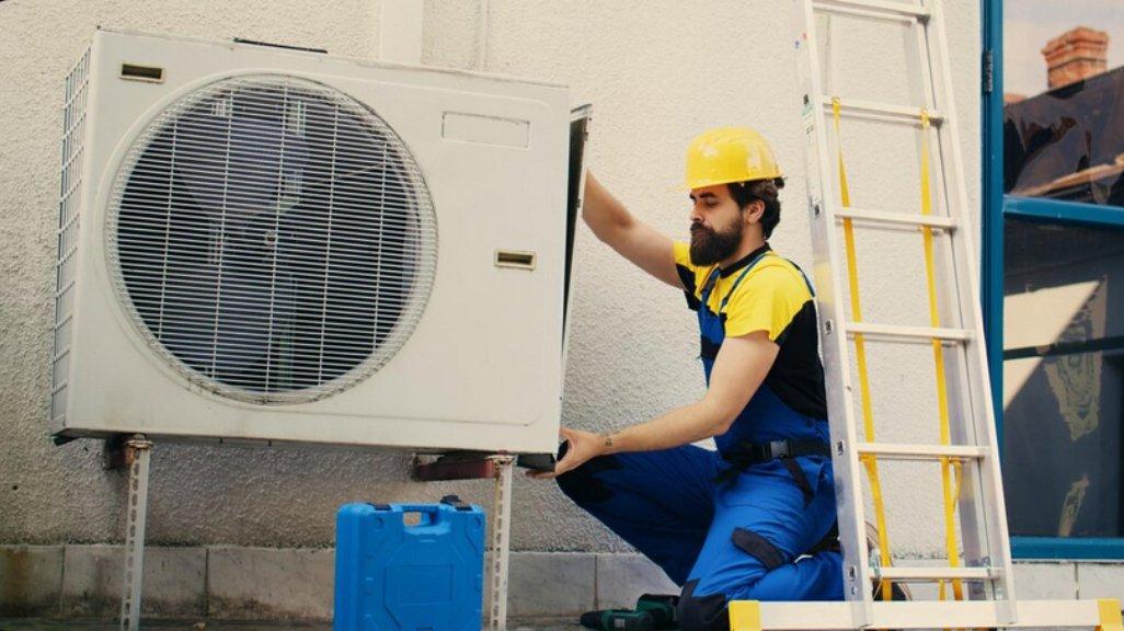 Ilustrasi membersihkan unit outdoor AC