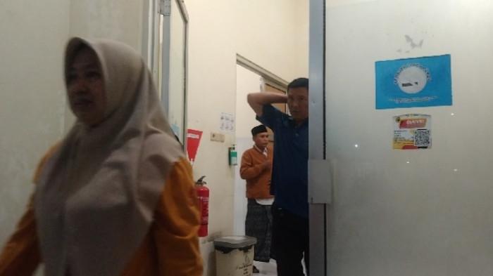 DIKENAL BAIK -  Rekan kerja korban usai melihat kondisi korban di ruang jenazah RSU Abdoer Rachem Situbondo.
