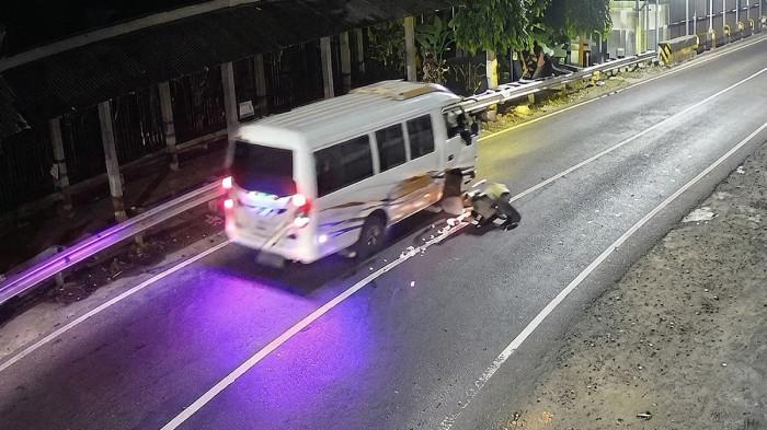 TABRAK LARI - Elf tabrak sepeda motor pedagang mlijo hingga terseret di Jalan Raya Kletek Desa Tunjung, Kecamatan Randuagung, Kabupaten Lumajang, Jawa Timur, Sabtu (6/6/2026). Korban tabrak lari maut tersebut dikabarkan meninggal dunia.