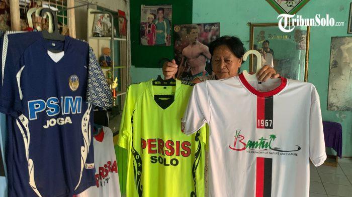 JERSEY BOLAMANIA - Anastasia pendiri toko jersey Bolamania menunjukkan sejumlah koleksi terakhir seragam tim-tim yang pernah ia desain, Jumat (5/6/2026). Anastasia dan suaminya mendirikan toko jersey bernama Bolamania pada 1997.