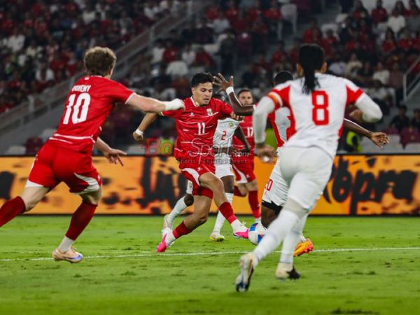 Ragnar Oratmangoen sedang menguasai bola saat bertanding dalam laga FIFA Matchday antara Timnas Indonesia versus Timnas Mozambik di Stadion Utama Gelora Bung Karno (SUGBK), Jakarta, Selasa (9/6/2026).