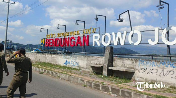 SISIR LOKASI - Satpol PP dan Damkar Klaten menyisir lokasi yang diduga terjadi drop pengemis di kawasan Rowo Jombor, Klaten, Kamis (11/6/2026). Viral di media sosial video rombongan pengemis turun dari mobil Elf di kawasan wisata Rowo Jombor, Kabupaten Klaten, Jawa Tengah.