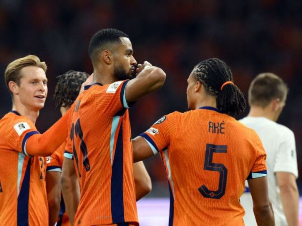 Timnas Belanda berhasil melibas Uzbekistan berkat dua gol penalti pemain Liverpool.