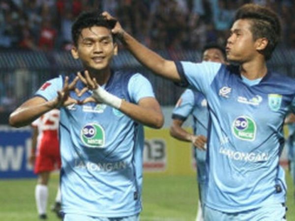 Dendy Sulistyawan (kiri) saat membela Persela Lamongan di ISC 2016
