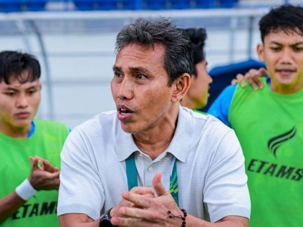 Pelatih Persela Lamongan dan mantan pelatih timnas Indonesia, Bima Sakti.