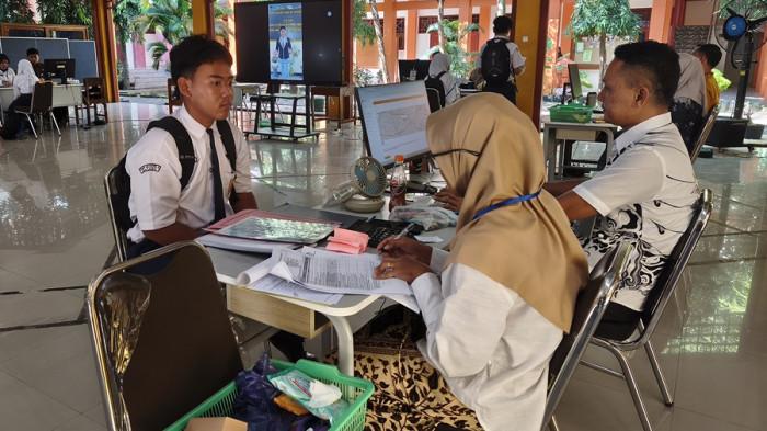 SPMB - Proses pembuatan akun calon siswa baru di Aula SMA Negeri 1 Batang, Jumat (5/6/2026). Antusiasme masyarakat terhadap SPMB 2026/2027 terpantau membludak di sekolah tersebut.