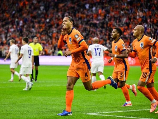 Virgil van Dijk merayakan gol ke gawang Finlandia pada lanjutan Kualifikasi Piala Dunia 2026.