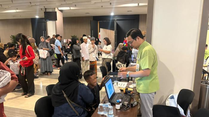 Sebanyak 700 anak dari berbagai daerah di Jakarta, Bogor, Depok, Tangerang, dan Bekasi mengikuti kegiatan sunatan massal yang digelar di Kota Kasablanka, Jakarta, Selasa (16/6/2026).