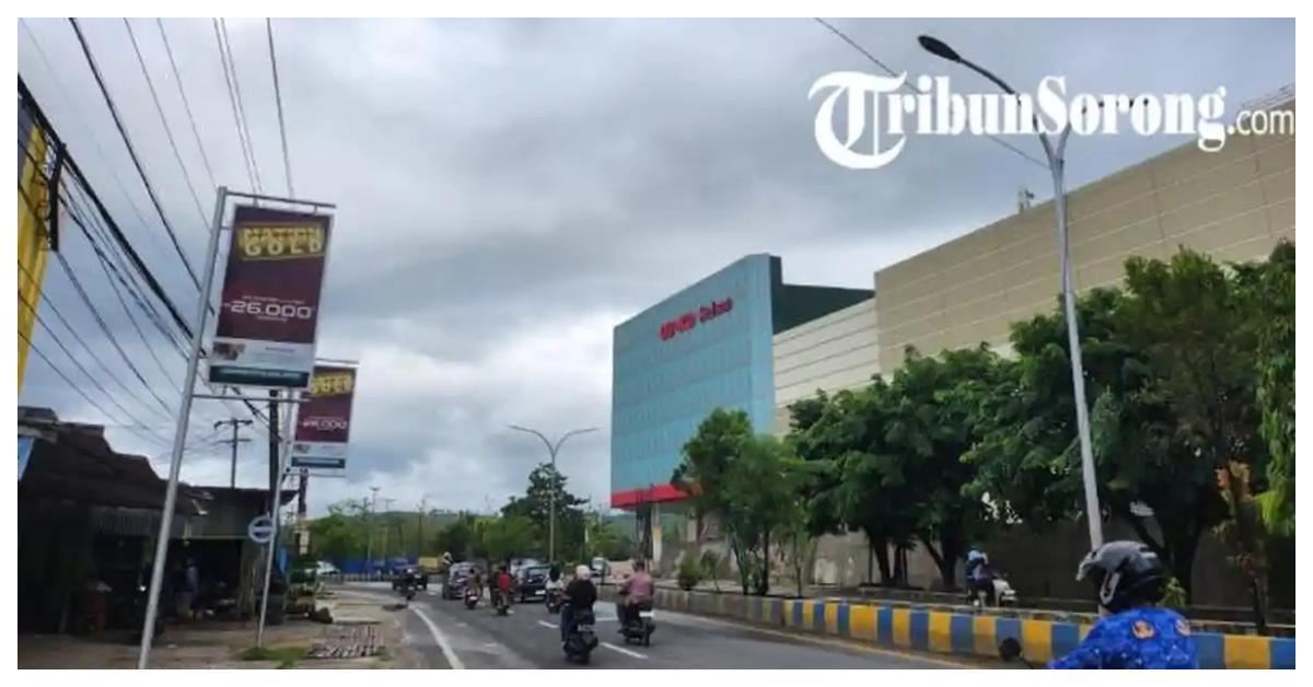 PANTAUAN CUACA - Cuaca medung di Kota Sorong, Papua Barat Daya, Kamis, (11/6/2026). Foto diambil di Jalan Basuki Rahmat, Kec.Sorong Utara, Kota Sorong, Papua Barat Daya pukul 08.01 WIT.