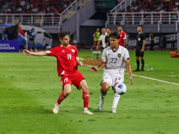 Adrian Wibowo (kanan) dalam laga FIFA Matchday antara Timnas Indonesia versus Timnas Lebanon di Stadion Gelora Bung Tomo, Surabaya, Jawa Timur, Senin (8/9/2025).