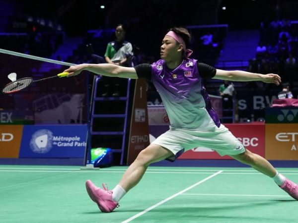 Tunggal putra Malaysia, Lee Zii Jia, melakukan pengembalian ke arah Jeon Hyeok-jin , dalam pertandingan babak pertama Kejuaraan Dunia 2025 di Paris, pada 25 Agustus 2025.
