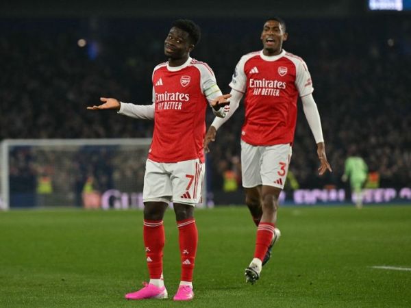 Selebrasi Bukayo Saka usai membawa Arsenal unggul 1-0 atas Brighton & Hove Albion berkat lesakannya pada lanjutan Liga Inggris 2025-2026.