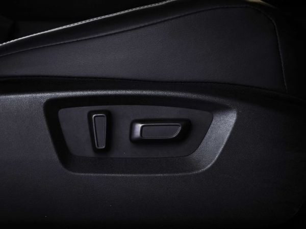 Tombol pengaturan kursi elektrik di Mitsubishi Destinator Ultimate Premium