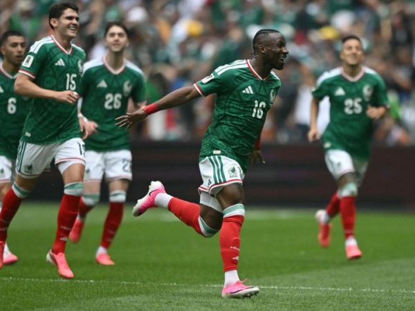 Julian Quinones (kanan) merayakan gol untuk Timnas Meksiko ke gawang Afrika Selatan pada laga pembuka Piala Dunia 2026 di Azteca, Mexico City (11/6/2026).