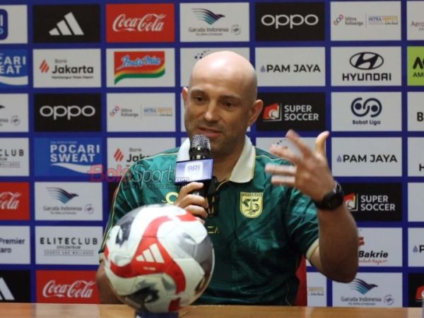 Pelatih Persebaya Surabaya, Bernardo Tavares, sedang memberikan keterangan kepada awak media di Media Center Stadion Utama Gelora Bung Karno, Senayan, Jakarta, Jumat (10/4/2026).