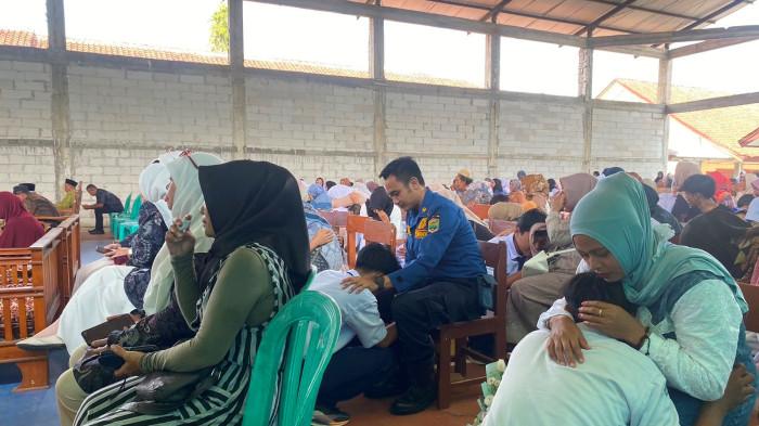 MOMEN HARU - Momen haru saat petugas Damkar Pos WMK Banjarsari hadir memenuhi permohonan keluarga untuk menjadi wali sekaligus mendampingi siswa bernama Adi Taufik Suhartono, siswa kelas IX D SMPN 3 Banjarsari, dalam rangkaian acara perpisahan sekolah dan pengambilan rapor.