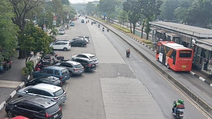 Kondisi parkir di bahu Jalan Mayjen Sutoyo, Cawang, Kramat Jati, Jakarta Timur, Minggu (21/6/2026).