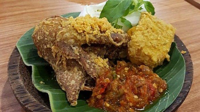 Ilustrasi ayam goreng dengan sambal dan lalapan untuk menu makan malam.