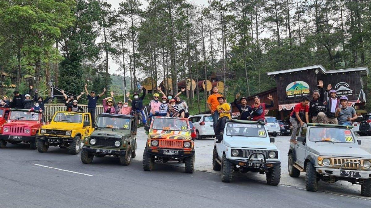 DAYA TARIK - Keseruan para pengunjung mencoba atraksi Jeep Adventure dari The Lawu Park