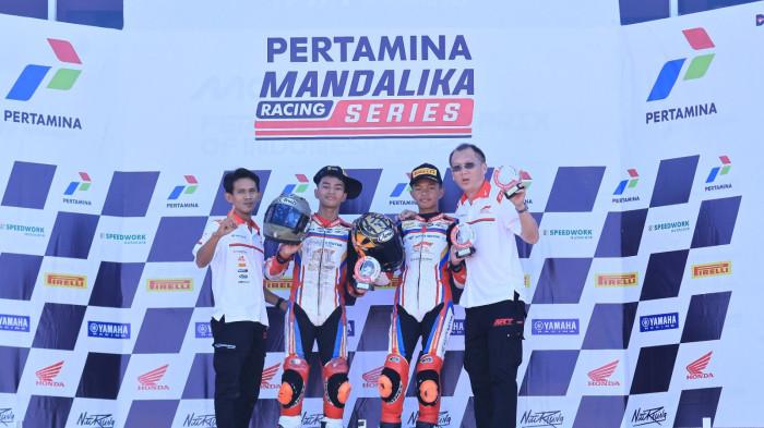 KELAS JUNIOR - Pembalap Astra Motor Racing Team, Nabil Sahzena (dua kanan) dan Azel Savero (tiga kanan) menyumbang podium di Mandalika Racing Series Ronda 2, Pertamina Mandalika International Circuit, Lombok, 20-21 Juni 2026. Nabil meraih podium 3 kelas Junior 250cc saat race 1, sedangkan Azel finish kedua saat race 2.