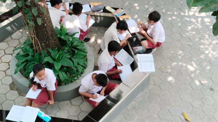 RUANG HIJAU - Foto siswa siswi yang sedang belajar di ruang hijau yang ada di SD Kanisius Keprabon 01 pada Selasa (3/4/2026).