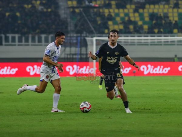 Ivar Jenner (kanan) sedang menguasai bola dalam laga pekan ke-30 Super League 2025/2026 antara Dewa United FC versus Persijap Jepara di Banten International Stadium, Serang, Banten, Rabu (29/4/2026).