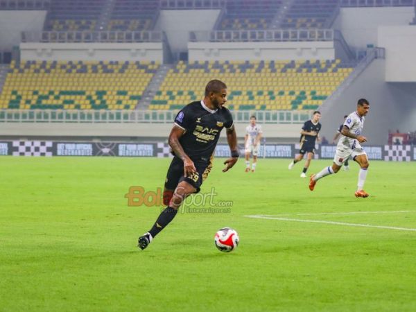 Alex Martins sedang menguasai bola dalam laga pekan ke-30 Super League 2025/2026 antara Dewa United FC versus Persijap Jepara di Banten International Stadium, Serang, Banten, Rabu (29/4/2026).