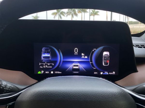 Pada instrumen kluster Suzuki e Vitara, seringkali kami dapat jarak tempuh lebih jauh dari klaim.