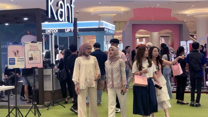PARADAZE MARKET - ParagonCorp menggelar Paradaze Market di Mall Ciputra World Surabaya, Jawa Timur, mulai Rabu (1/7/2026). Selama lima hari, acara ini menawarkan pengalaman unik bagi pecinta produk kecantikan dan gaya hidup melalui konsep edukasi serta hiburan interaktif.